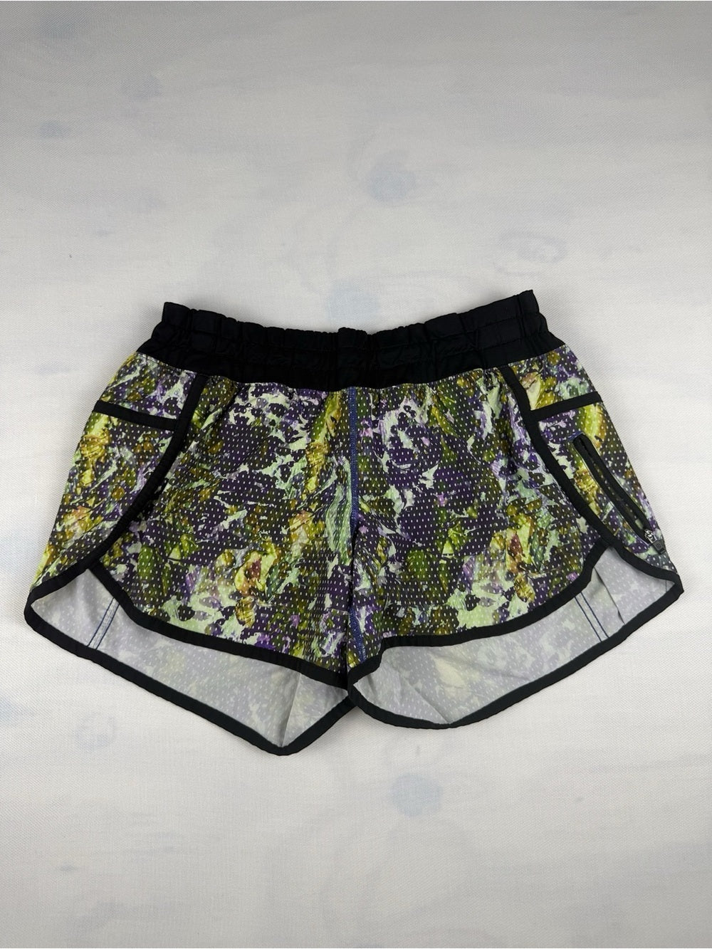 🍋Lululemon Speed Shorts - Retired Print - Moody Mirage - Size 6 💜💚