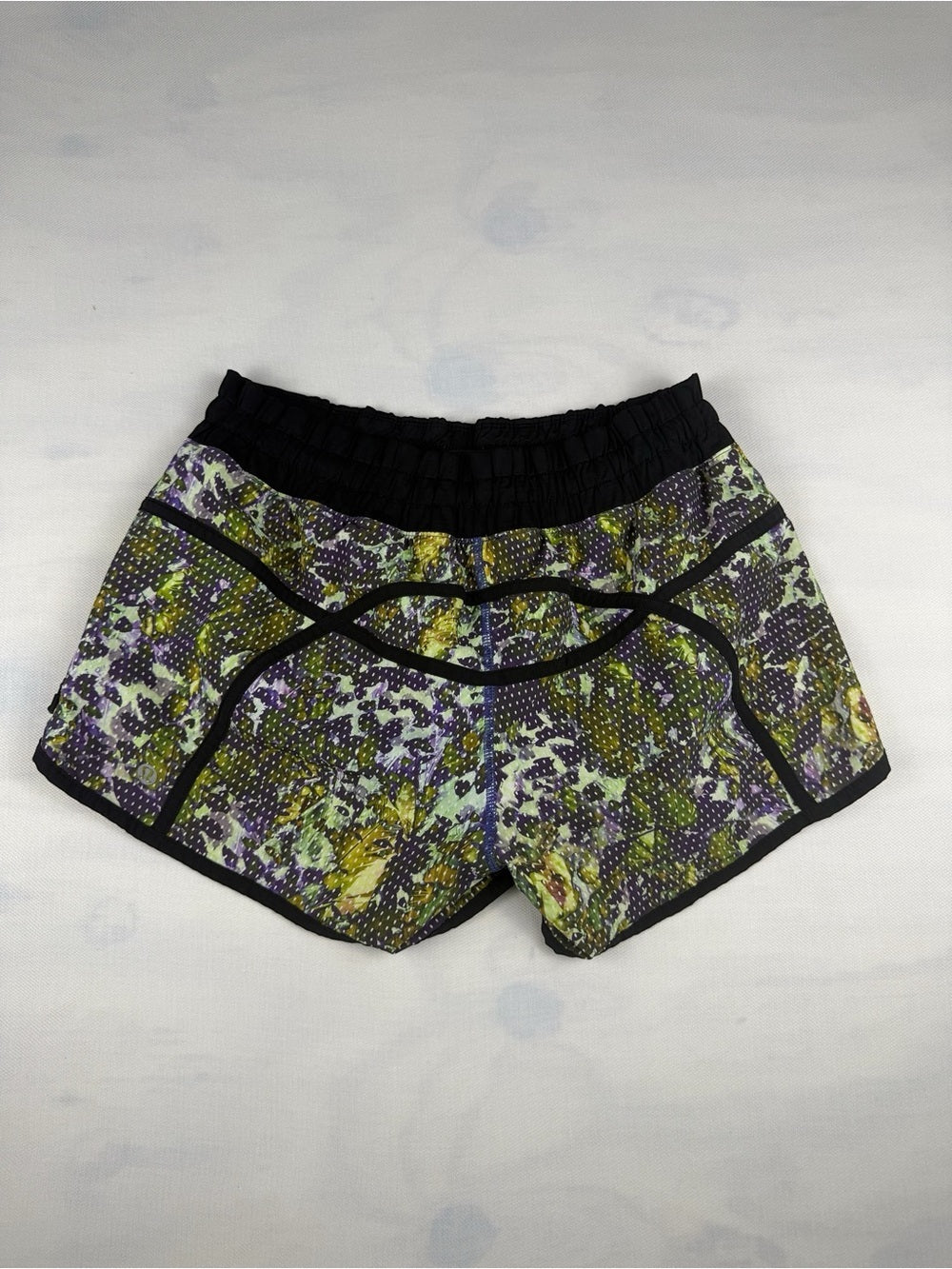 🍋Lululemon Speed Shorts - Retired Print - Moody Mirage - Size 6 💜💚