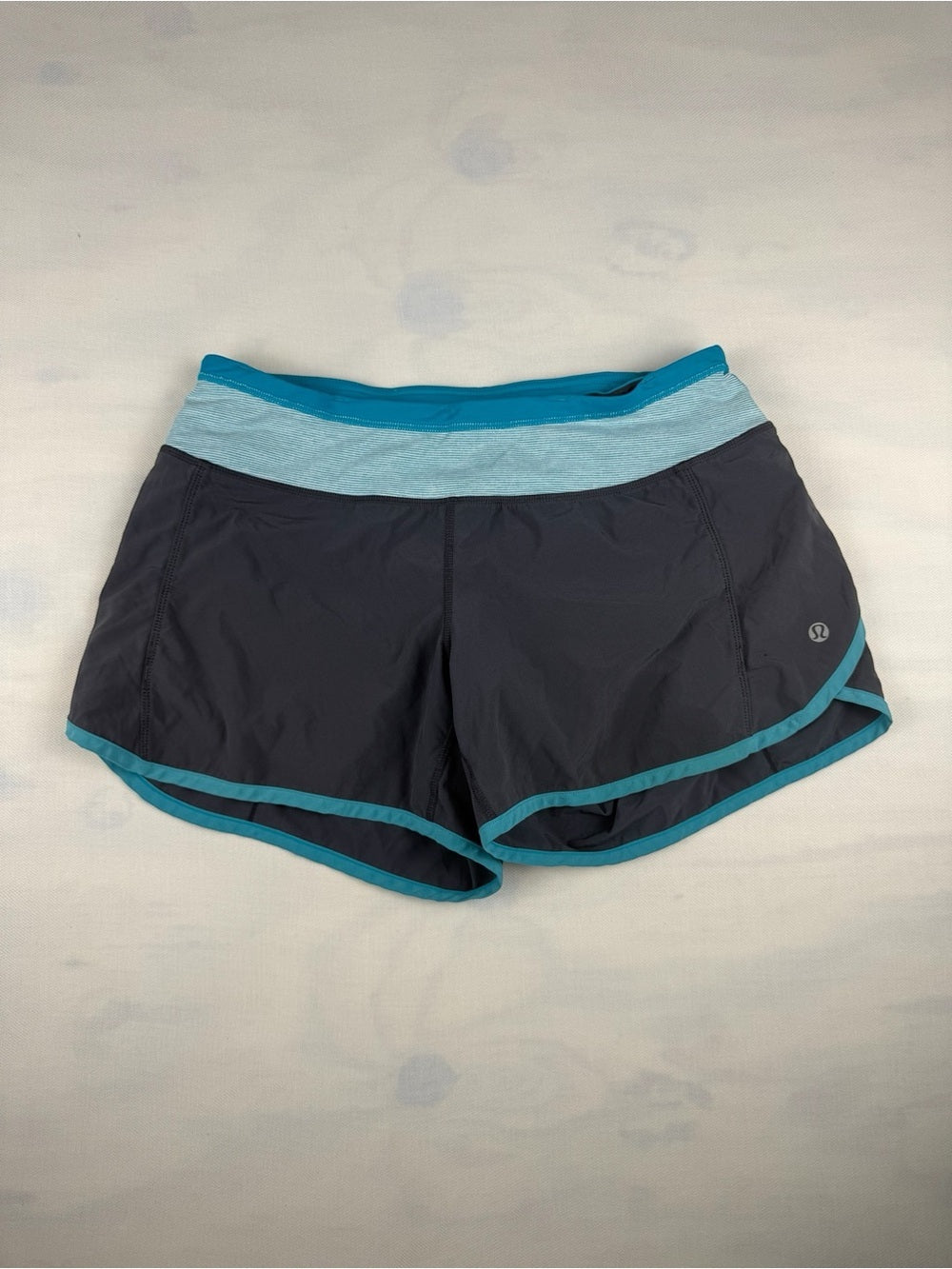 🍋Lululemon Run: Speed Short - Like New - Coal Surge Wee Stripe Surge - Size 6 🩵